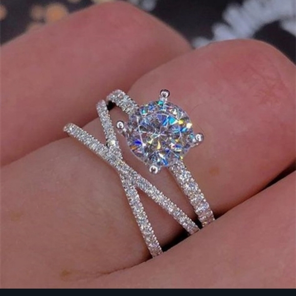 Jewelry - 🔥🔥HOT!!🔥🔥NEW ITEM!! BEAUTIFUL!2kt center CZ stone with Winding band and CZ's